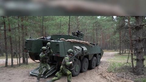 VIDEO ⟩ Zviedrijas bruņotie spēki Ādažos demonstrē gatavību stiprināt NATO austrumu flangu