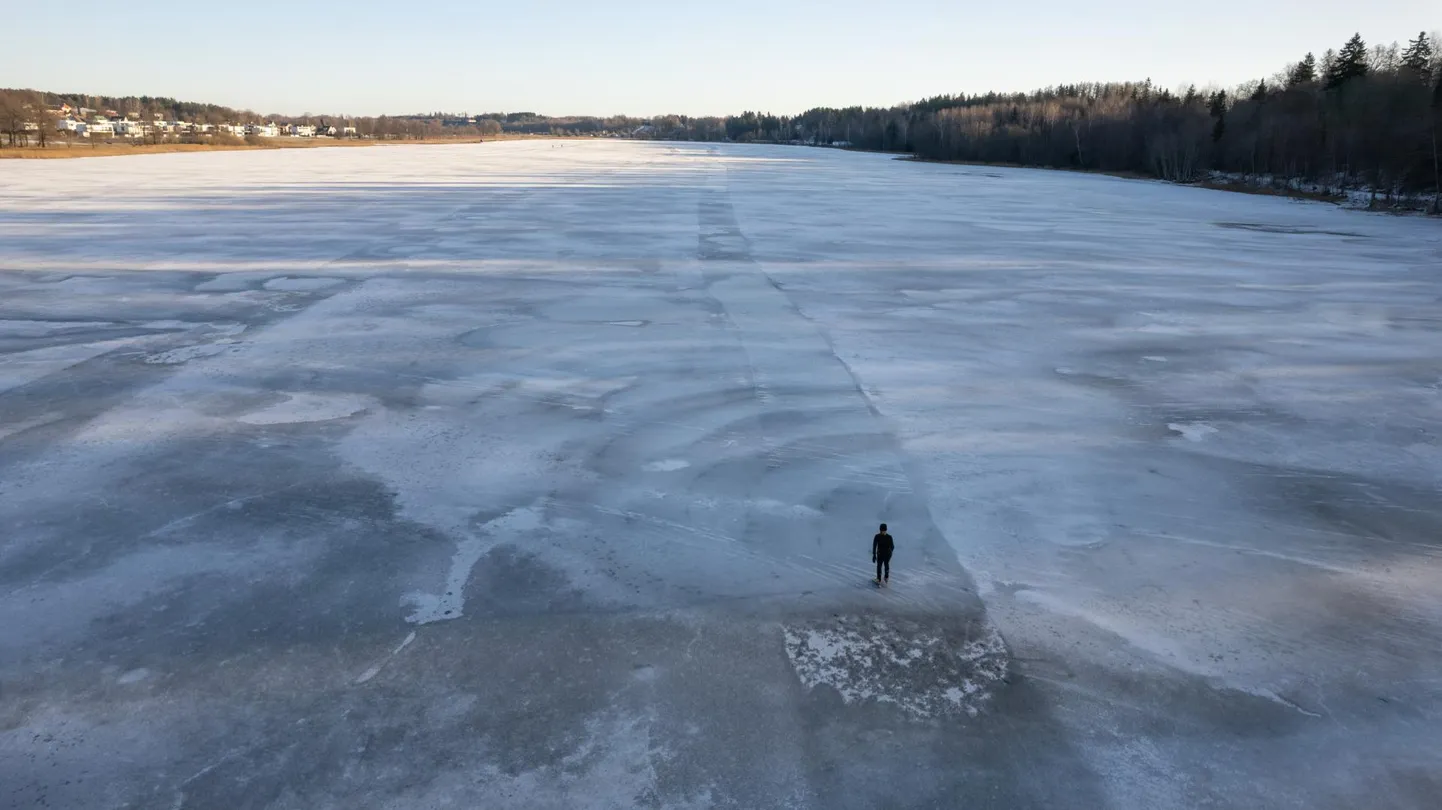 Reede ennelõunal oli Viljandi järve jää uisutajatele üsna ideaalilähedane.