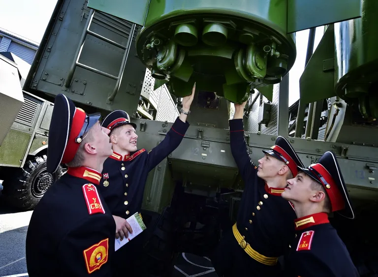 Vene sõjaväekadetid Iskander-M süsteemi uurimas. 