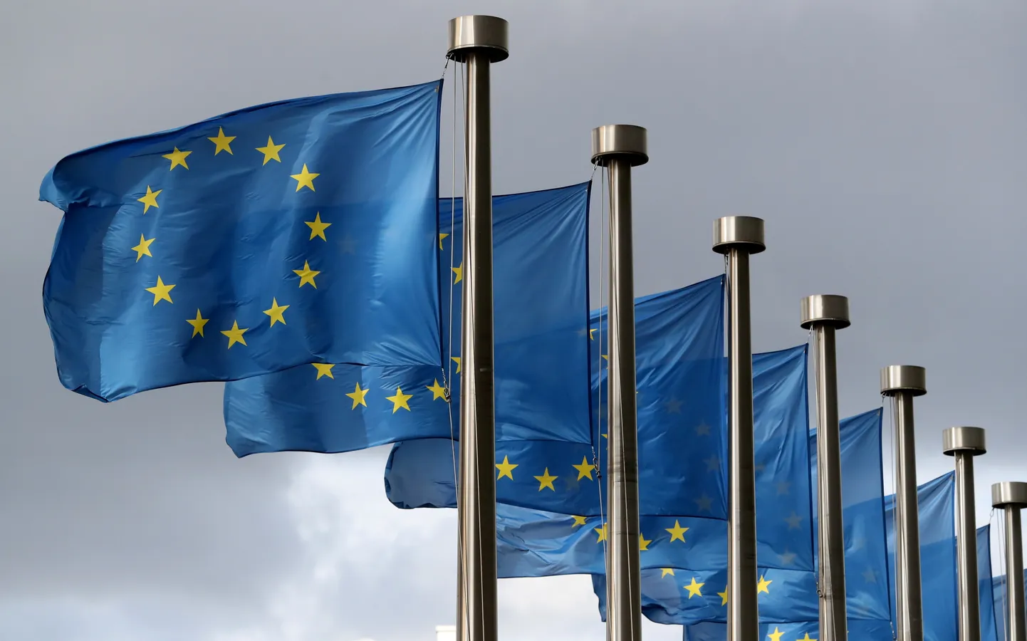 Флаги ЕС перед штаб-квартирой Еврокомиссии в Брюсселе.