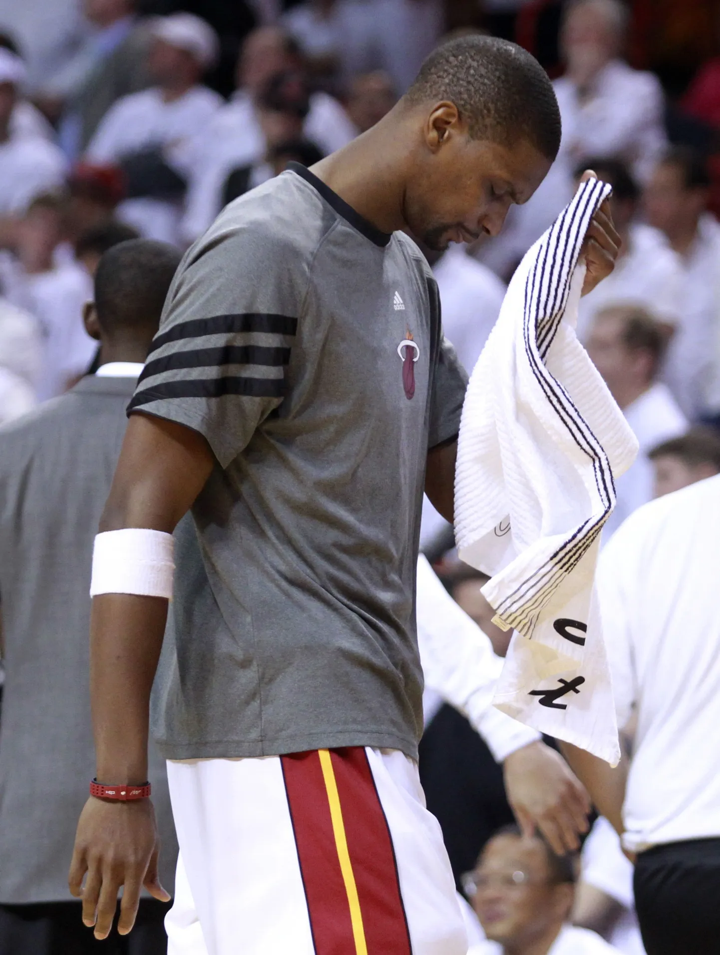 Miami Heati mängija Chris Bosh soojendusel.