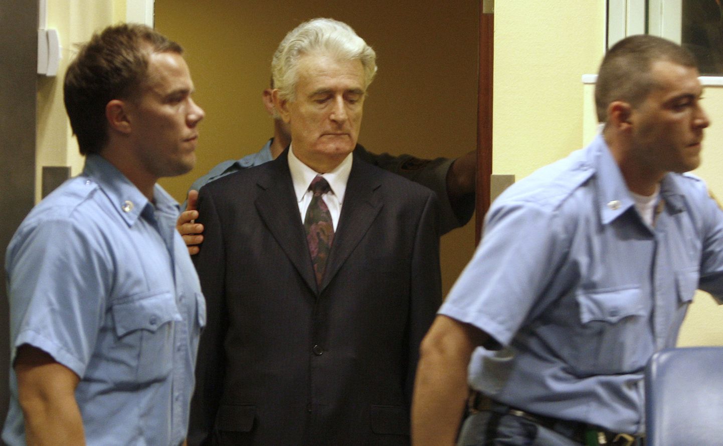 Radovan Karadžić kahe politseiniku vahel Haagis