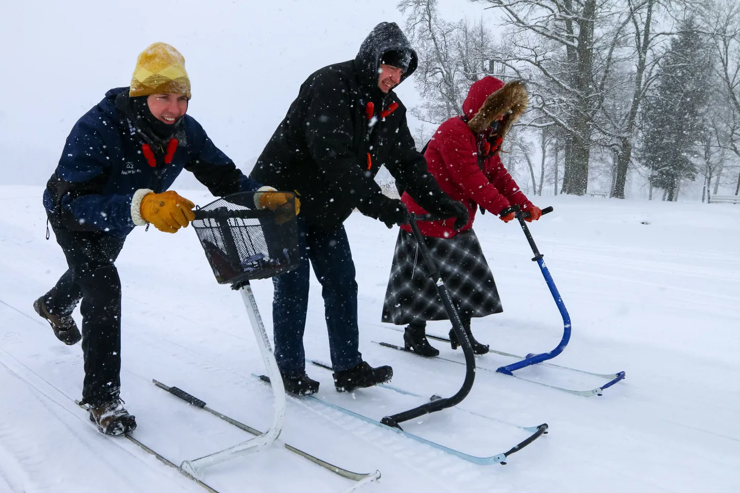 Tõukekelgumatkade korraldaja Imre Arro (vasakult),spordisõber Rein Säinas ja Otepää vallavalitsuse kommunikatsioonijuht Monika Otrokova mullu jaanuaris tõukekelguga Pühajärve jääl.