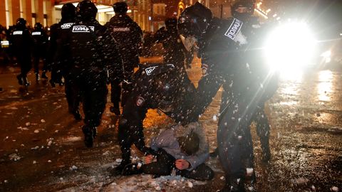 Митинги в России: у «Матросской тишины», где сидит Навальный, в полицейских бросили дымовую шашку, силовики задерживали и избивали всех подряд