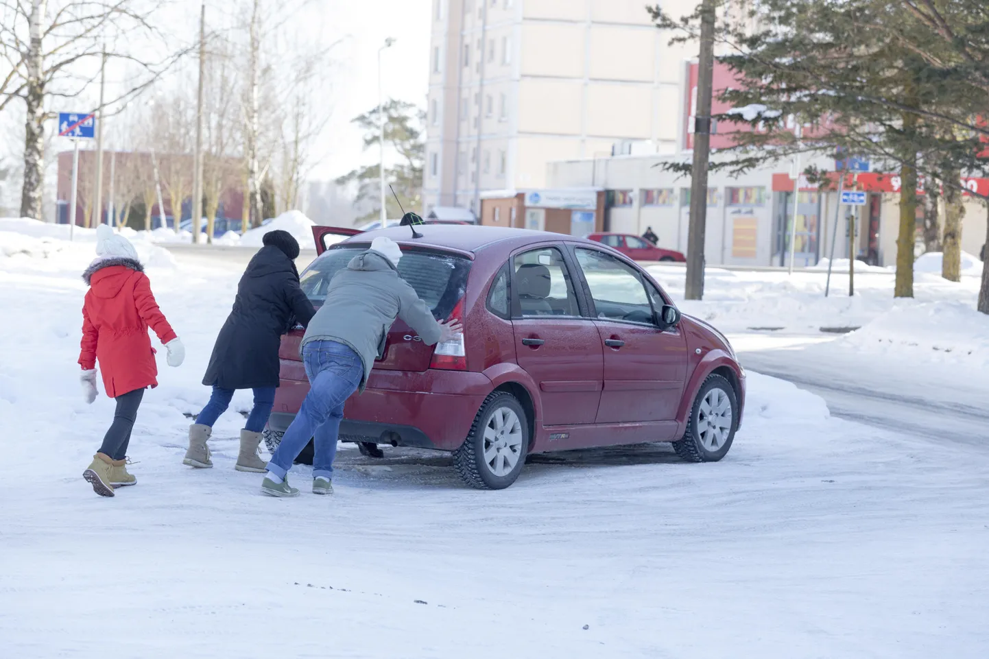 Lastega kinno kiirustanud Reet Pajumägi pidi poja ja tütre abiga auto Männimäe majade vahele ohutusse kohta lükkama. Ka ajakirjanik Martti Reinet ei pidanud paljuks viljandlannat aidata.