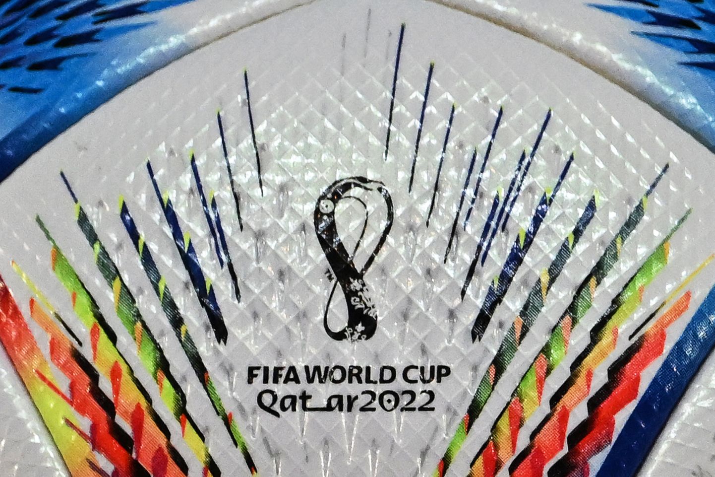 Katari jalgpalli maailmameistrivõistluste 2022 logo ametlikult mängupallil