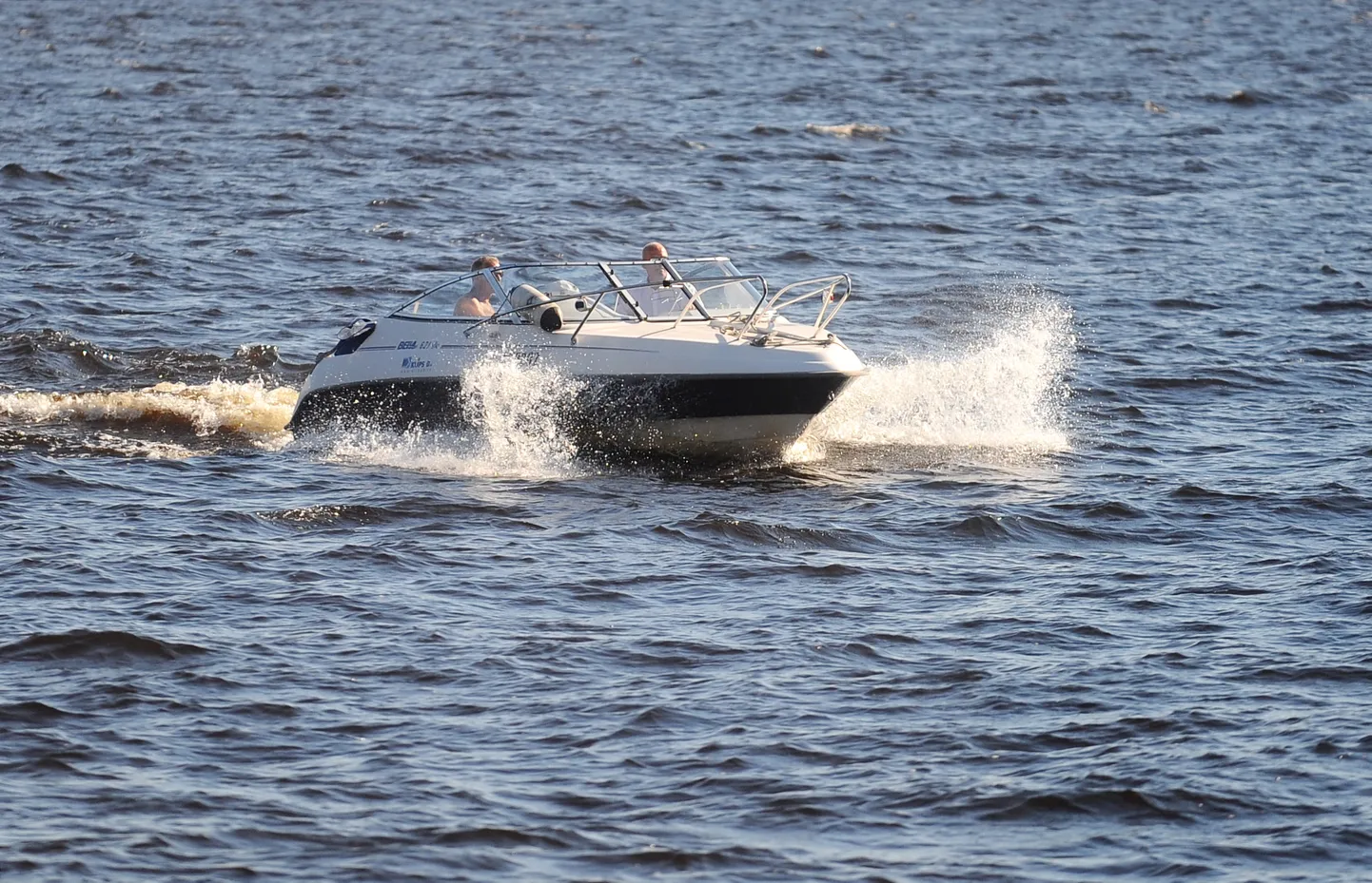 Motorlaiva Daugavā.