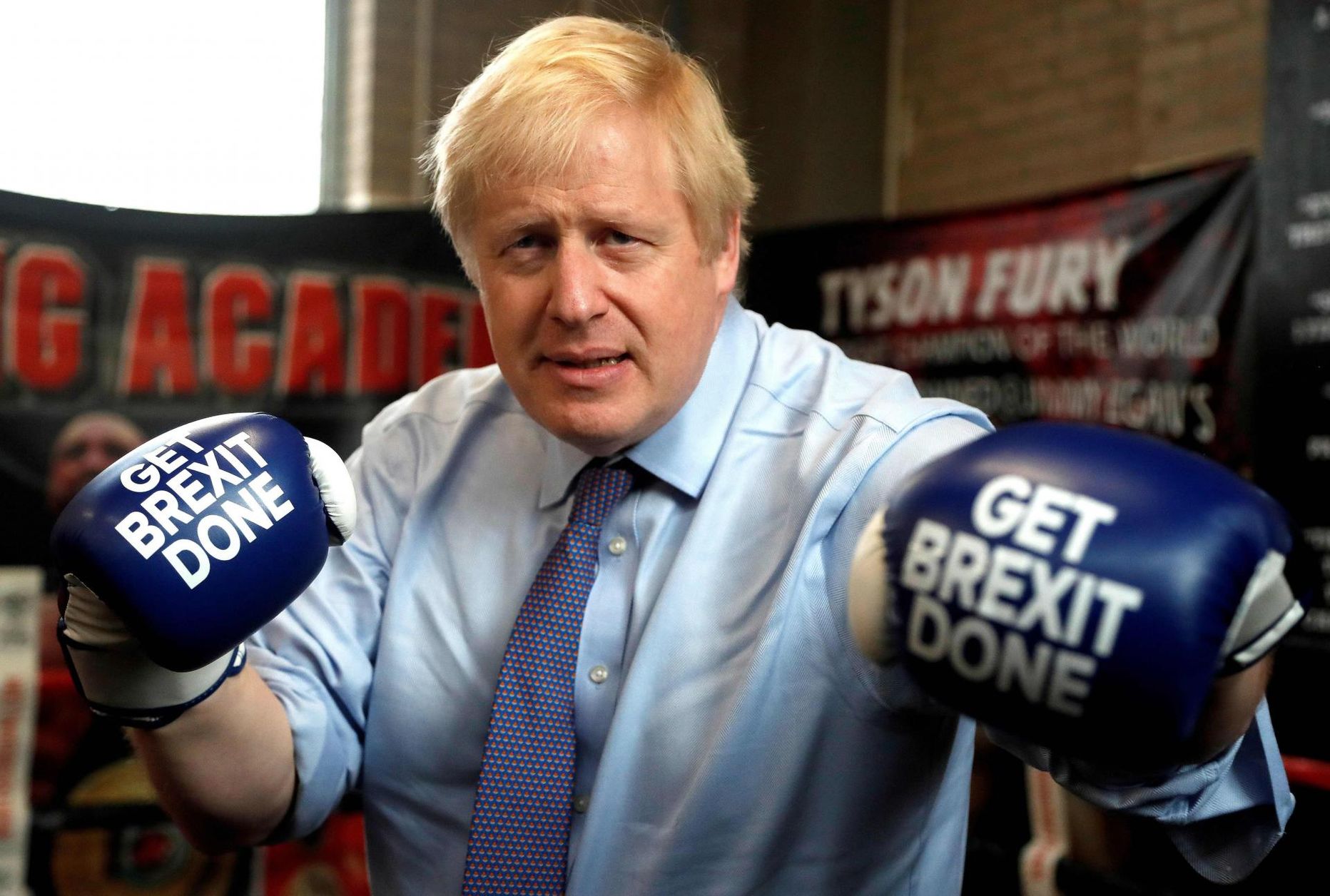 Ühendkuningriigi peaminister Boris Johnson eelmisel sügisel poseerimas poksikinnastega, millel kiri «Teeme Brexiti ära». Britid loodavad, et septembris jõutakse takistustest hoolimata kaubandusleppeni ELiga.  foto: Frank Augstein / Afp / Scanpix