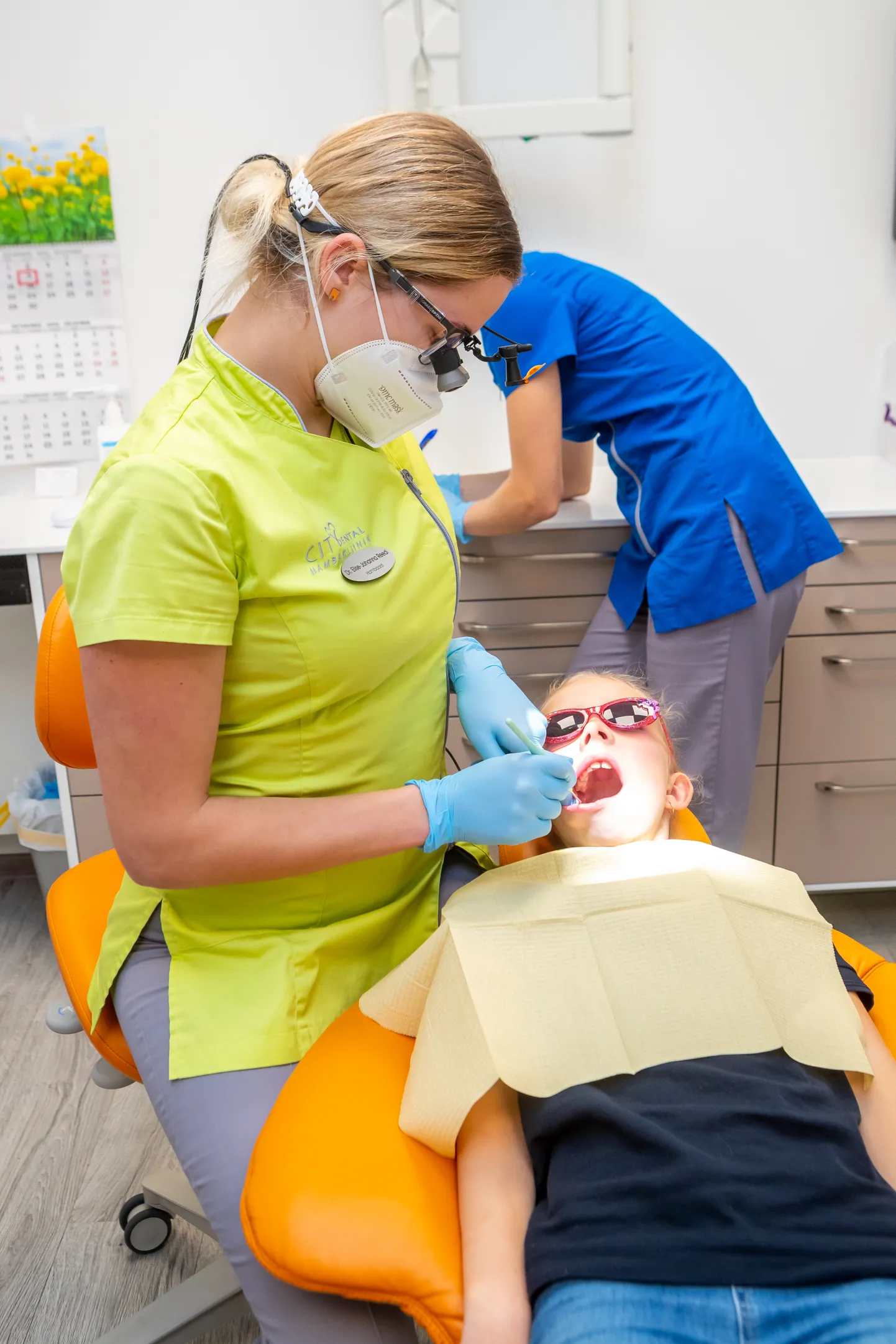 HAMBASAHTEL KONTROLLI: Hambaarst Elise-Johanna Reedi oskab lapse jaoks muuta hambaarsti visiidi mänguliseks ja toredaks, nii et Michelle jalutab CityDentali hambakliinikust välja laia naeratusega.