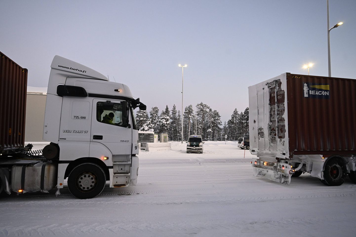 Грузовики в очереди на выезд из Финляндии в Россию через самый северный КПП Райя-Йоссеппи, ноябнь 2023 года.