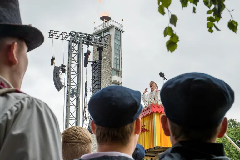Rasmus Puur juhatamas laulupeol enda kirjutatud laulu «Meie»: «See lugu võiks julgustada noori oma unistusi ja mõtteid ellu viima ning tekitada vastutust seda kultuuri edasi kandma.»