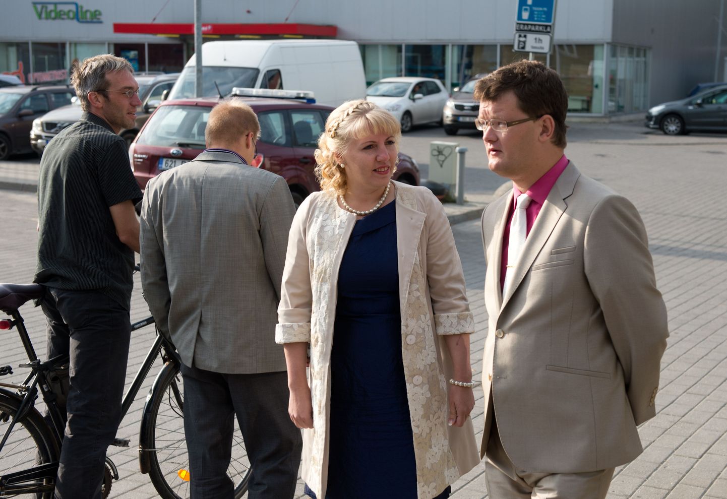 Linnaametnikud eesotsas linnapea Edgar Savisaarega avasid pidulikult Soo tänava. Põhja-Tallinna vanem Karin Tammemägi ja tema asetäitja Priit Kutser.