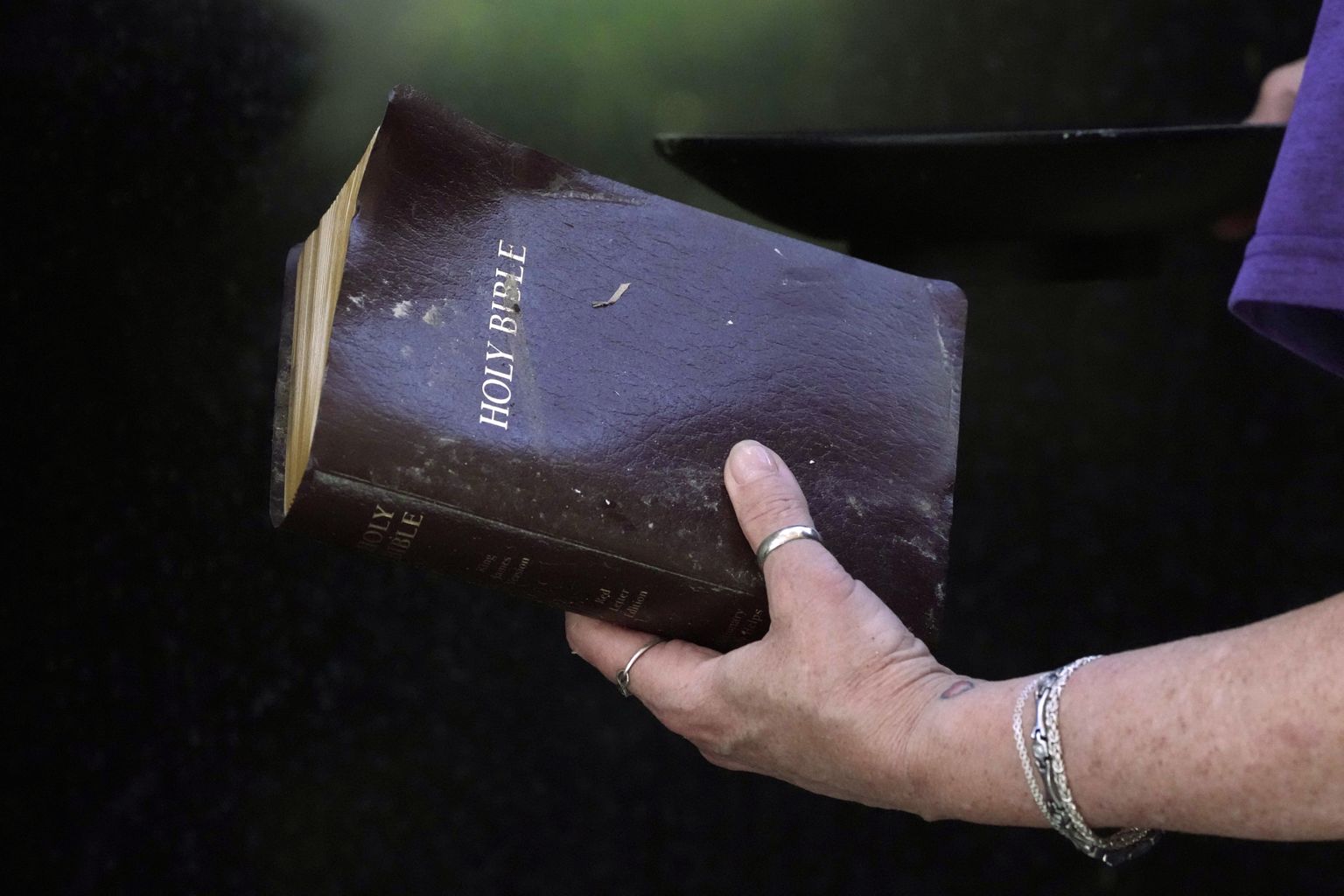 Naine hoiab USAs Mississippi osariigis käes Piiblit.