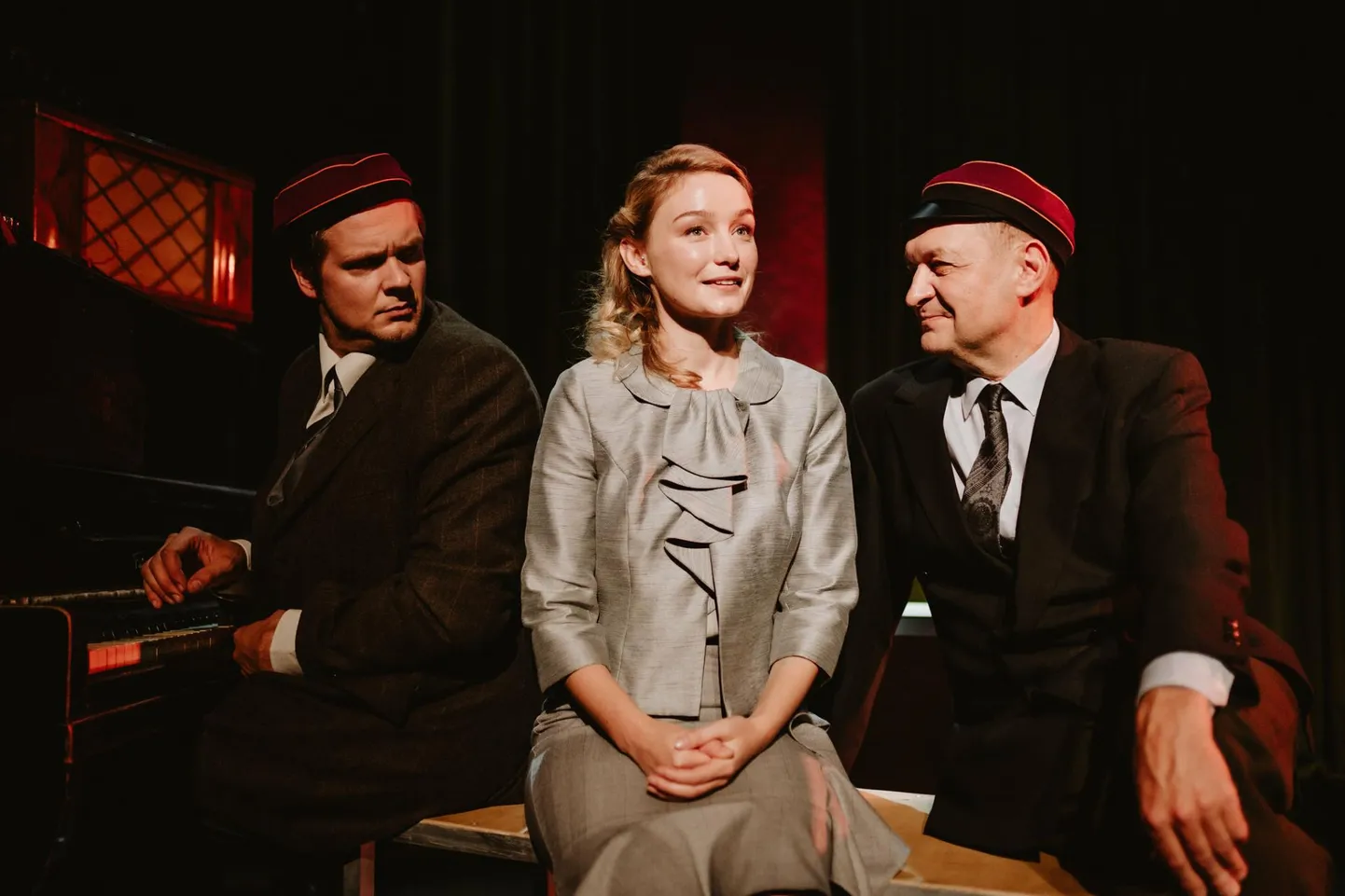 Jaan Krossi "Wikmani poisse" pole varem kunagi teatris lavastatud. TEMUFI tegi selle nüüd ära. Peep Maasik (vasakul), Elis Järvsoo ja Raivo E. Tamm noorte probleeme arutamas.