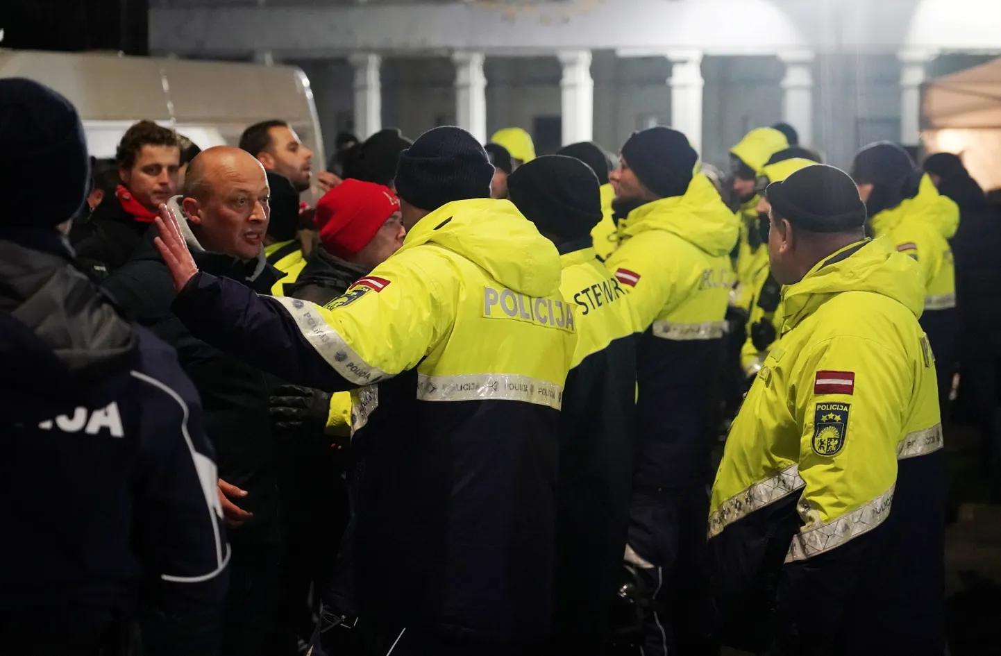 Valsts policijas darbinieki pirms UEFA Eiropas Līgas spēles Daugavas stadionā, kurā tikās FK RFS un Amsterdamas "Ajax" komandas.