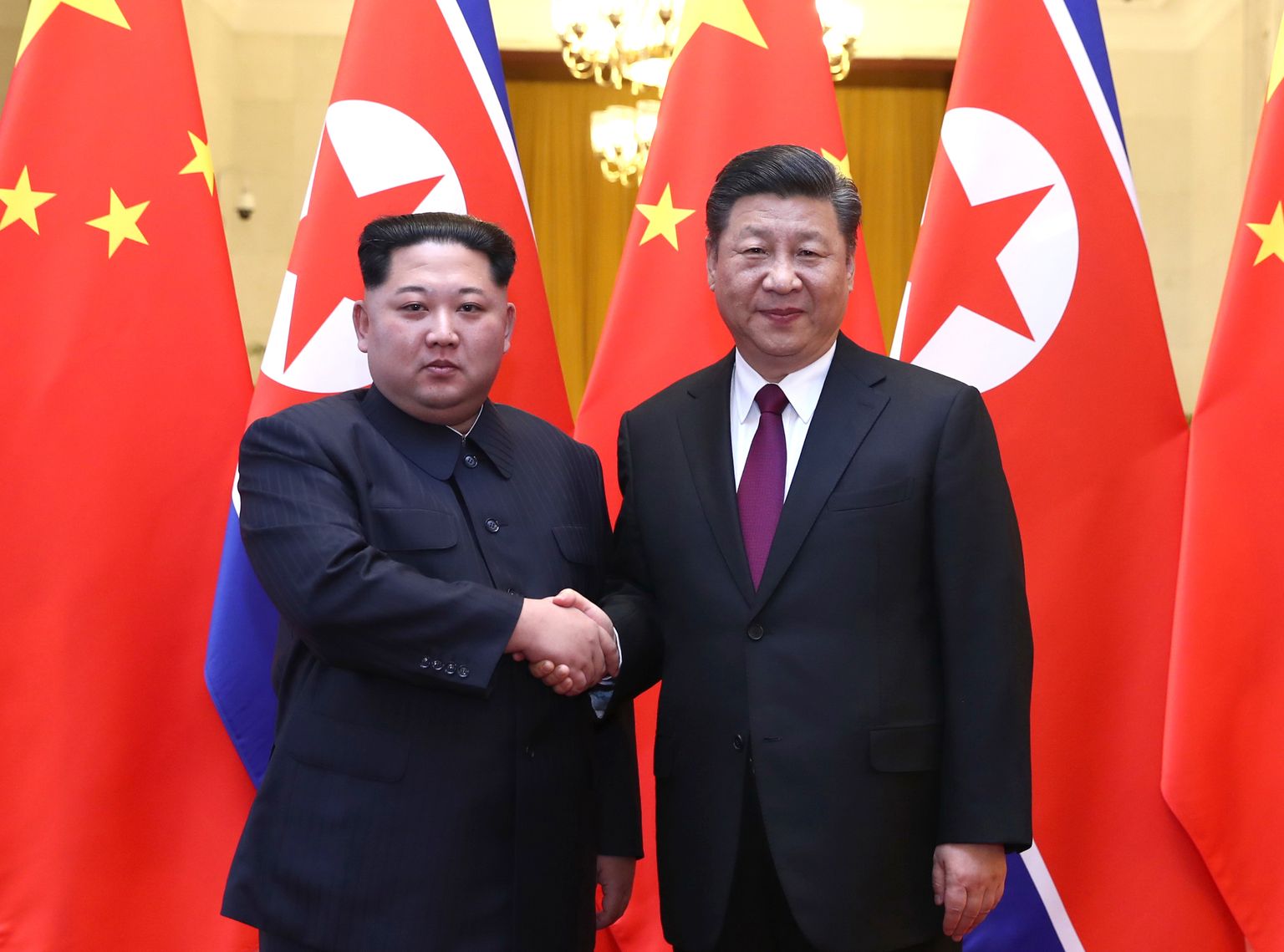 Xinhua edastatud foto Kim Jong-uni ja Xi Jinpingi kohtumisest.