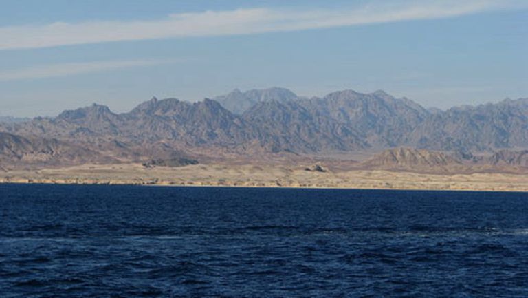 Dūmakā tītie Sinajas kalni un koši zilā jūra rada mazliet sirreālu ainu 