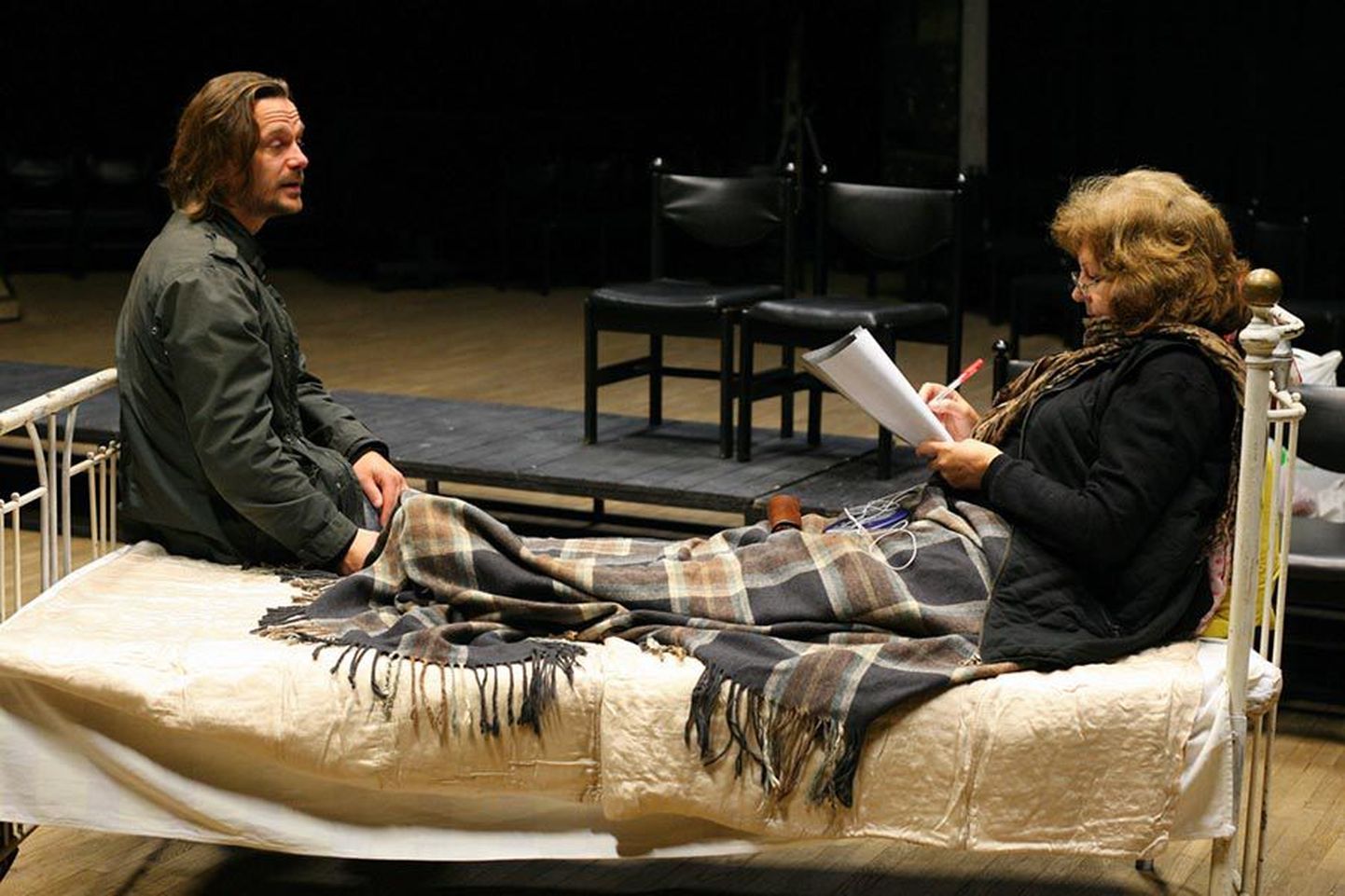 Lavastaja Indrek Sammul ja Grace’i mängiv Leila Säälik peavad proovis vanal valgel voodil istudes aru.