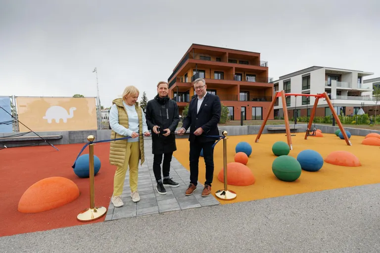 Pärnu abilinnapea Irina Talviste, Nordeconi juhatuse liige Tarmo Pohlak ja Pärnu linnavolikogu esimees Siim Suursild avasid  Seileri kvartali uusarenduses jõeäärse üldala ja uue mänguväljaku.