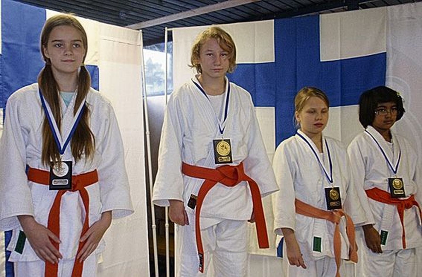 Pildil Kouvola turniiri medalistid Senja Teriaho (vasakul), Liis-Maria Koulen, Latri Raveala ja Angela Charmakar.