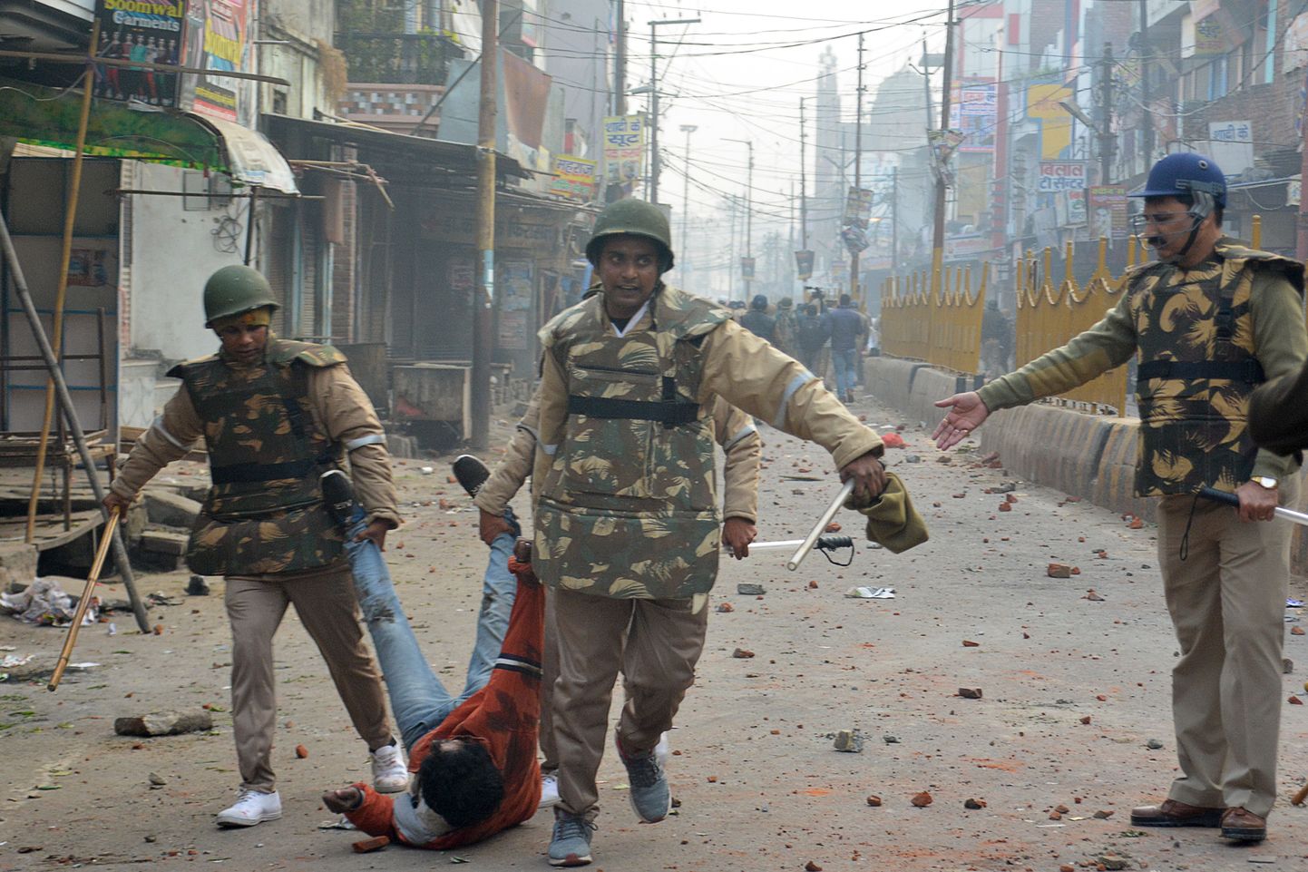 India julgeolekujõud pidamas Meeruti linnas kinni protestijat, kes avaldas 20. detsembril meelt uue kodakondsusseaduse vastu.
