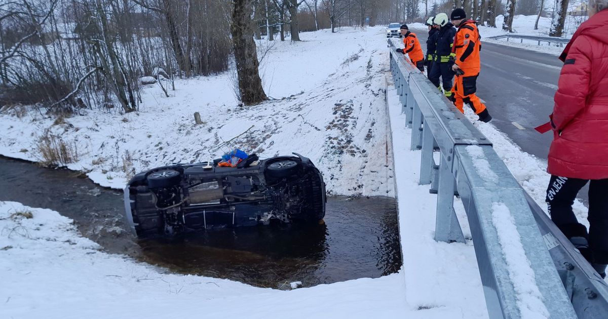 Alkoholijoobes ja juhtimisõiguseta mees võttis võõra auto ning põrutas sellega sillalt alla