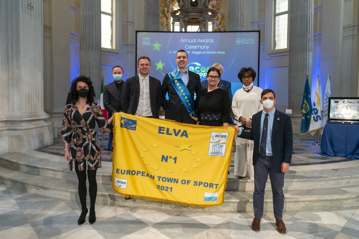 Kuldse lipu võtsid galal vastu Elva valla spordijuht Madis Šumanov (keskel) ning tema kõrval Elva Kultuur ja Sport juhataja Ivi Tigane ja projektijuht Martin Thomson.