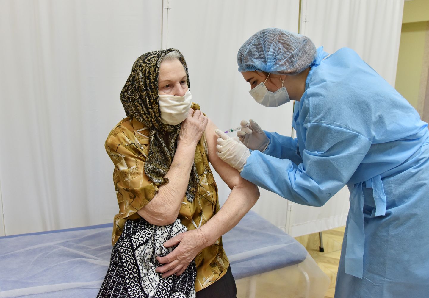 Eaka vanaproua vaktsineerimine Ukrainas.