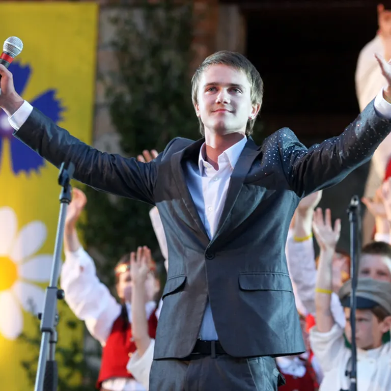 Lūk, Nikolajs Puzikovs žaketē, ko izrotājis ar Swarovski kristāliņiem