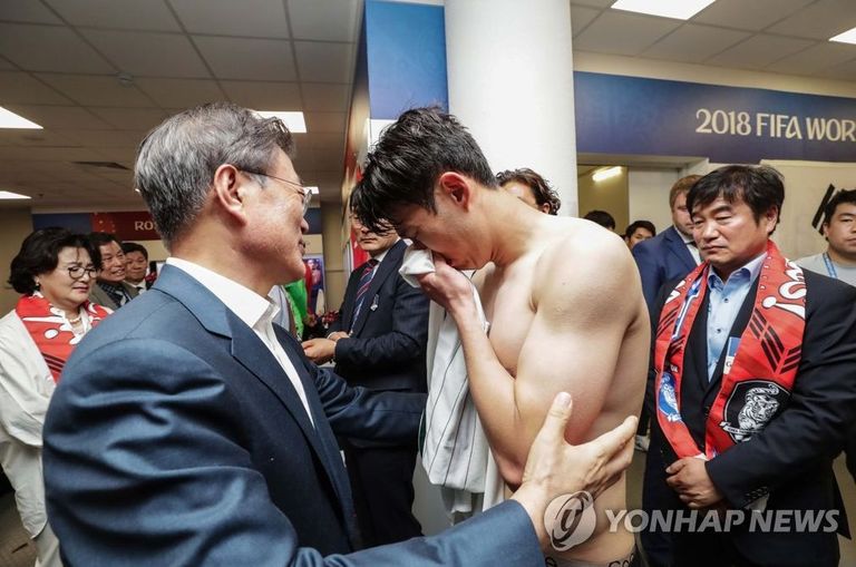 Lõuna-Korea president Moon Jae-in lohutamas jalgpallur Son Heung-mini