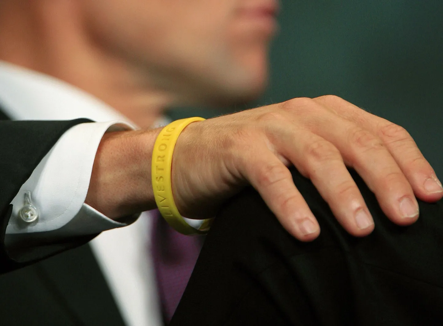 Lance Armstrong heategevusfondi Livestrong käevõruga.