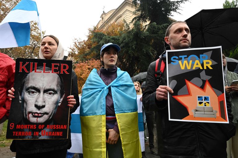 Протестующие держат плакаты с портретом Путина и надписями «Убийца, 9 месяцев российского террора в Украине», «Остановите войну», Тбилиси, Грузия, 26 ноября 2022 года.