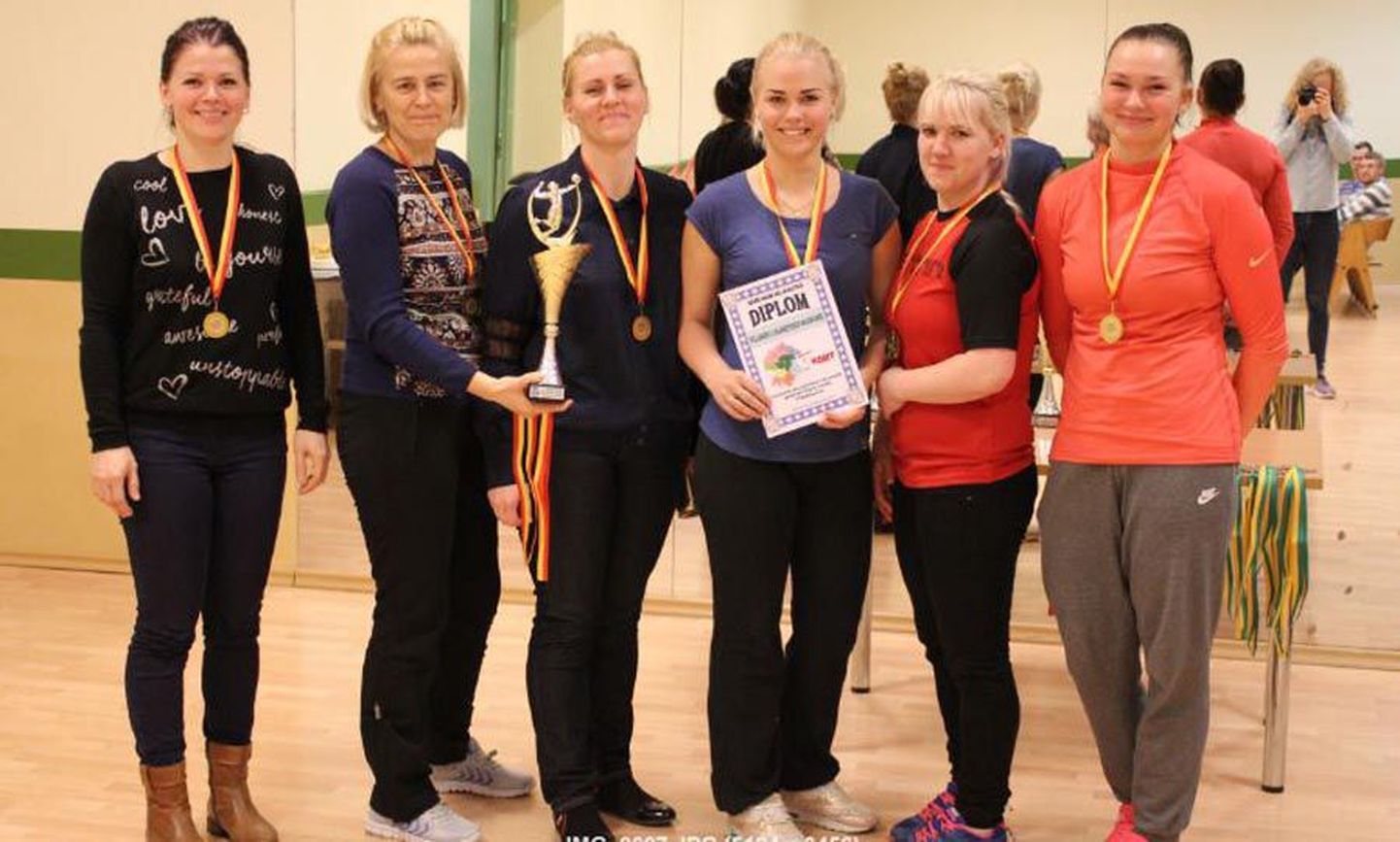 Maakonna valdade võrkpallimeistrivõistlustel sai naiskondadest esimese koha Viljandi valla esimene koosseis.