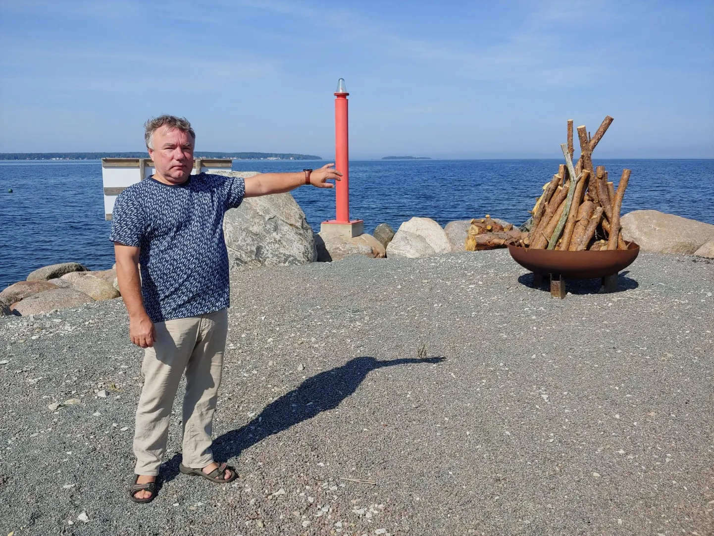 Urmas Osila näitab kohta, kuhu kahele muulile kavandatakse ligikaudu 100-meetriseid pikendusi.
