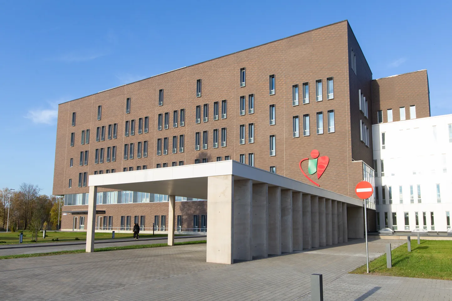 Uude aktiivravikorpusesse kolivad sisekliinik, aga ka laboriteenistus, patoloogiateenistus ja mitmed teised haigla üksused.