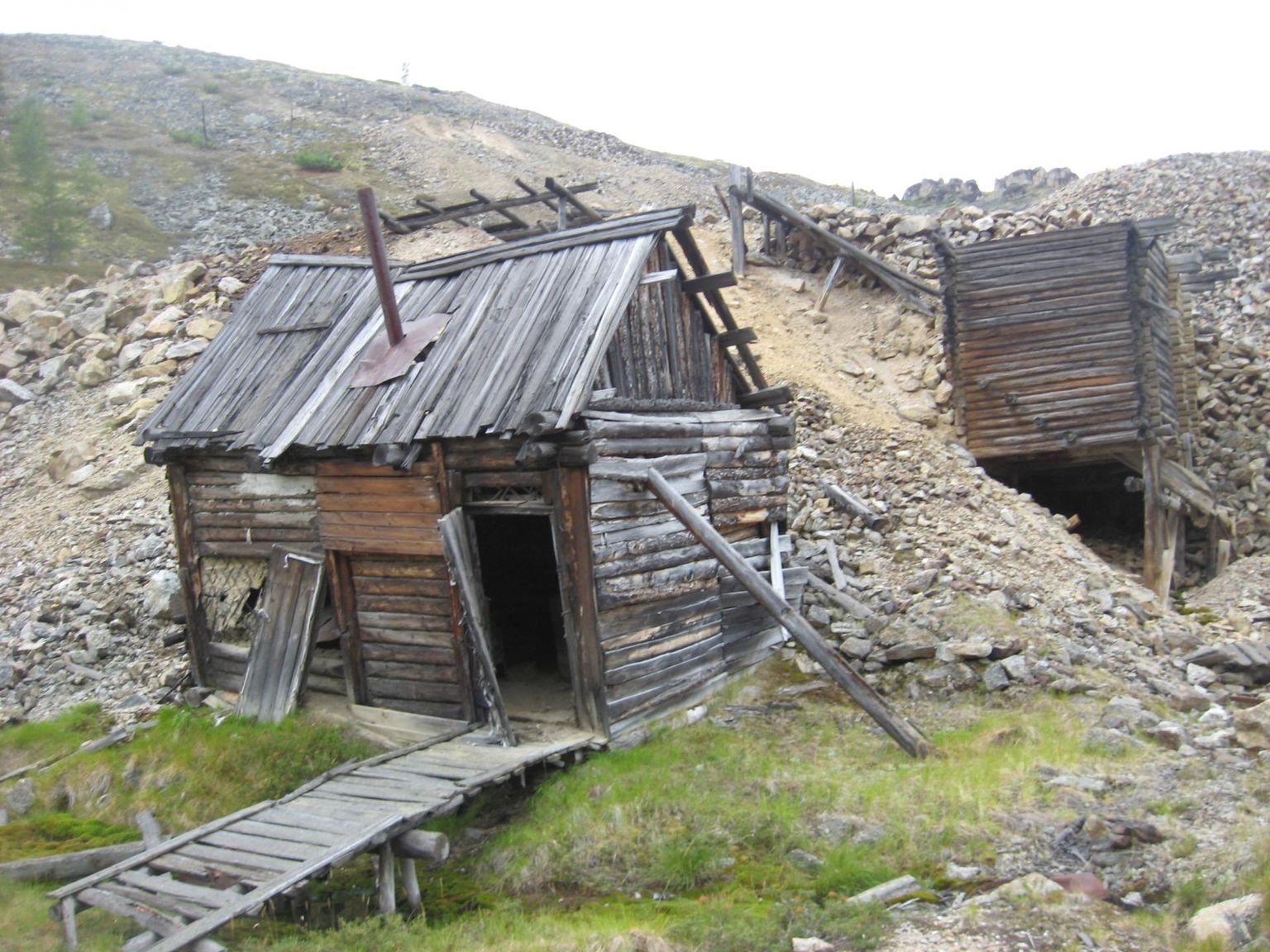 Kolõma trassil asuvast Ust- Nera asulast 30 km kaugusel asuva Aljaskitovo laagri varemed 2011. aastal.