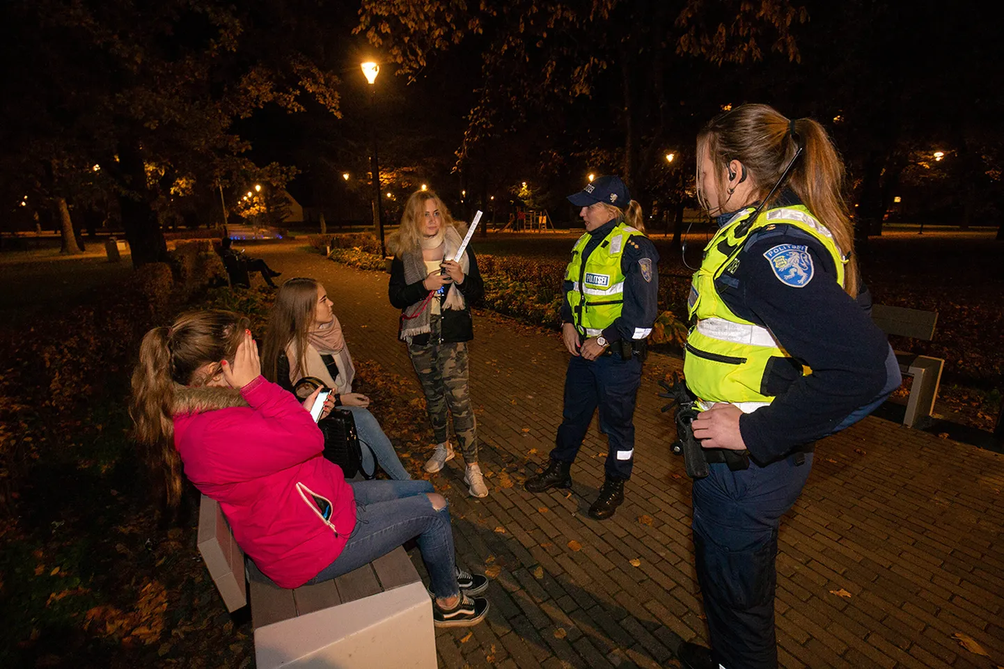 Paide politseijaoskonna politseinikud Kadri Toom (keskel) ja Eeva Õun kontrollisid helkureid ja jagasid neid liiklejatele, kellel helkur või mõni muu valgusallikas puudus. Pildile jäänud neidudel olid helkurid kenasti olemas.