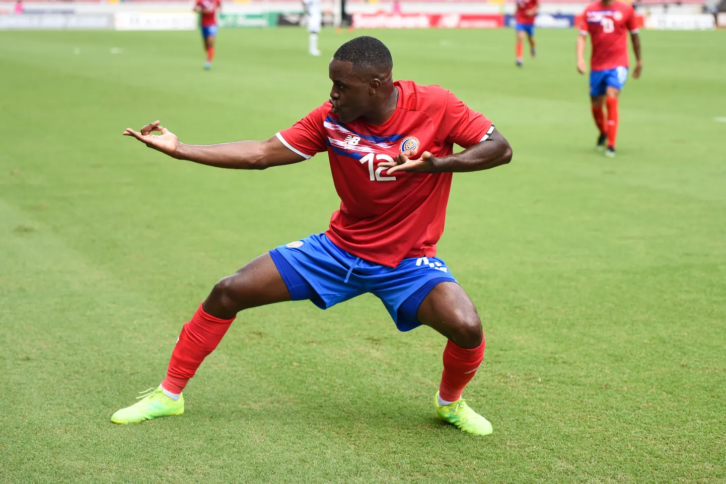 Joel Campbell tähistamas ajaloolist väravat.