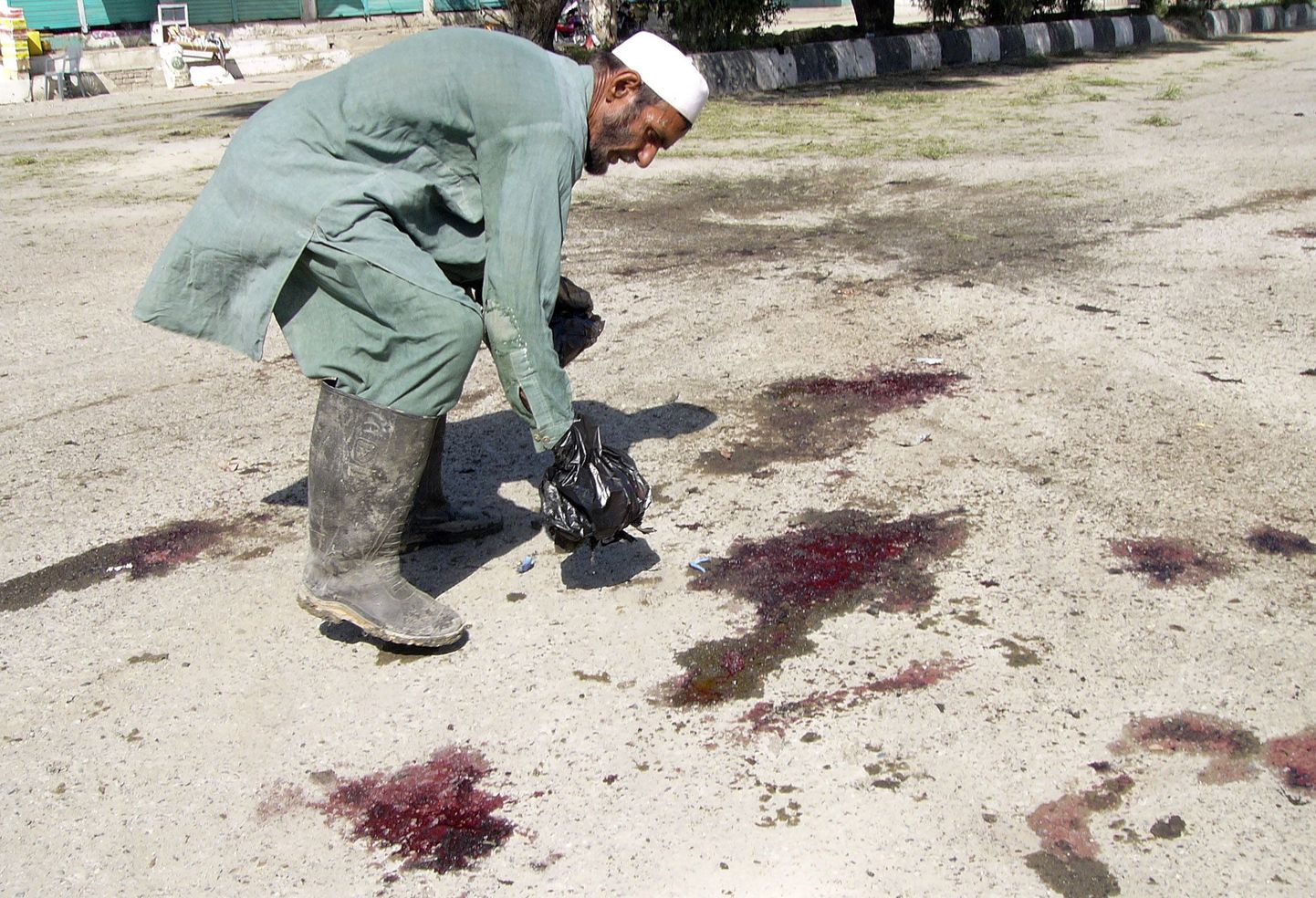 Afgaani mees tänase suitsiidipommirünnaku paigas Khosti linnas.