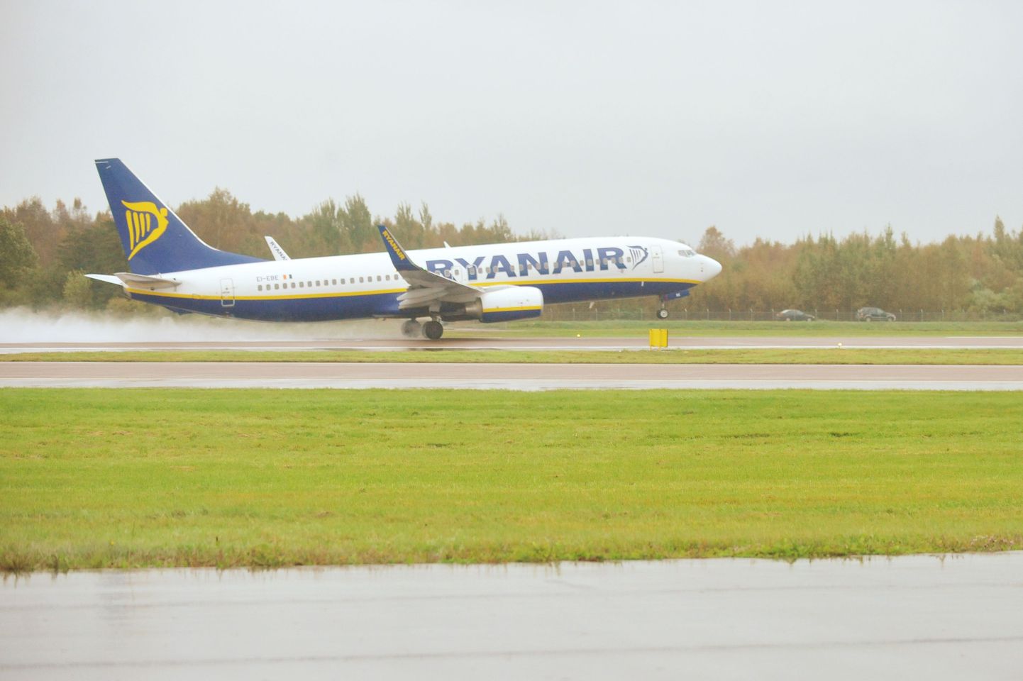Ryanairi reisilennuk Boeing 737 startimas Tallinna lennuväljal