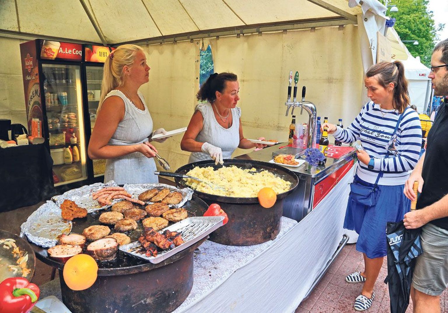 Tartu toidufestivalil troonisid kodumaised maitsed. Setu toidu telgis pakuti koduseid kotlette, šašlõkivorste ja seapraadi koos mulgipudruga.