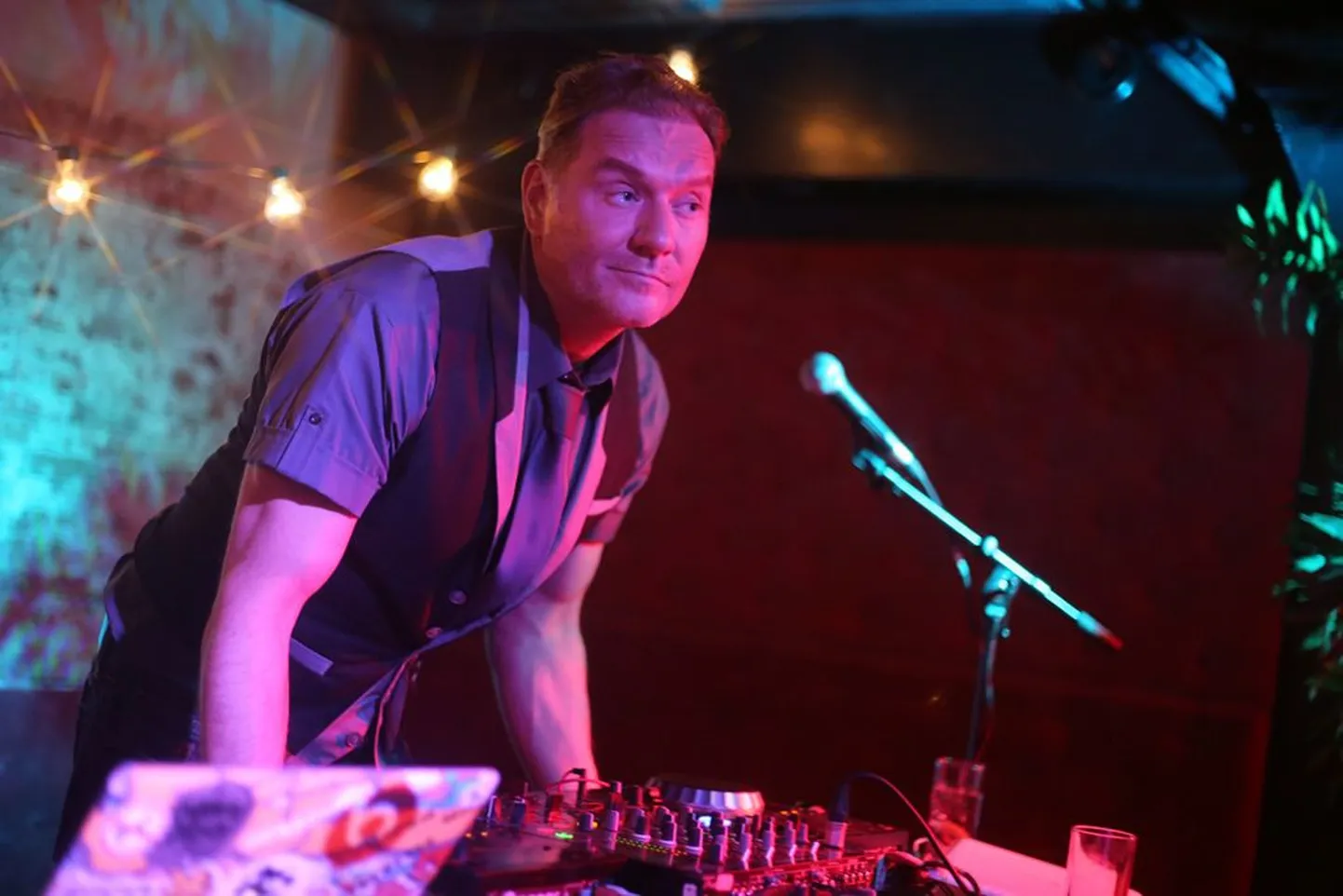 Mart Sander küttis rahva kuumaks!
Nädalavahetusel toimus club W’s järjekordne Keelatud Viljade Aed, kus pulti astus multitalent Mart Sander.