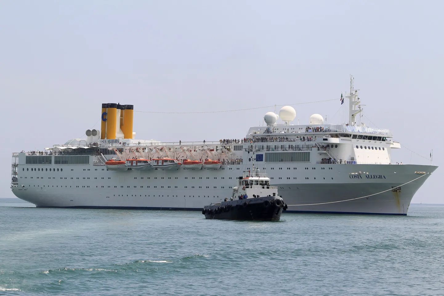 Costa Allegra saabumas Mahé sadamasse Seišellidel.