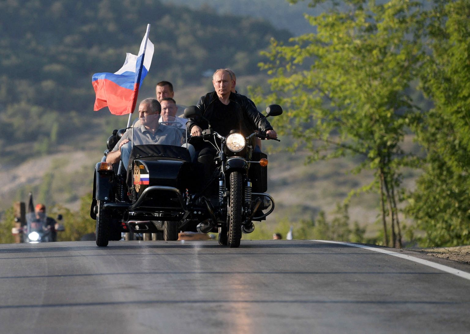 Venemaa president Vladimir Putin (paremal) ja mootorattaklubi Ööhundid liikmed sõitmas 10. augusti 2019 Krimmis Sevastopolis