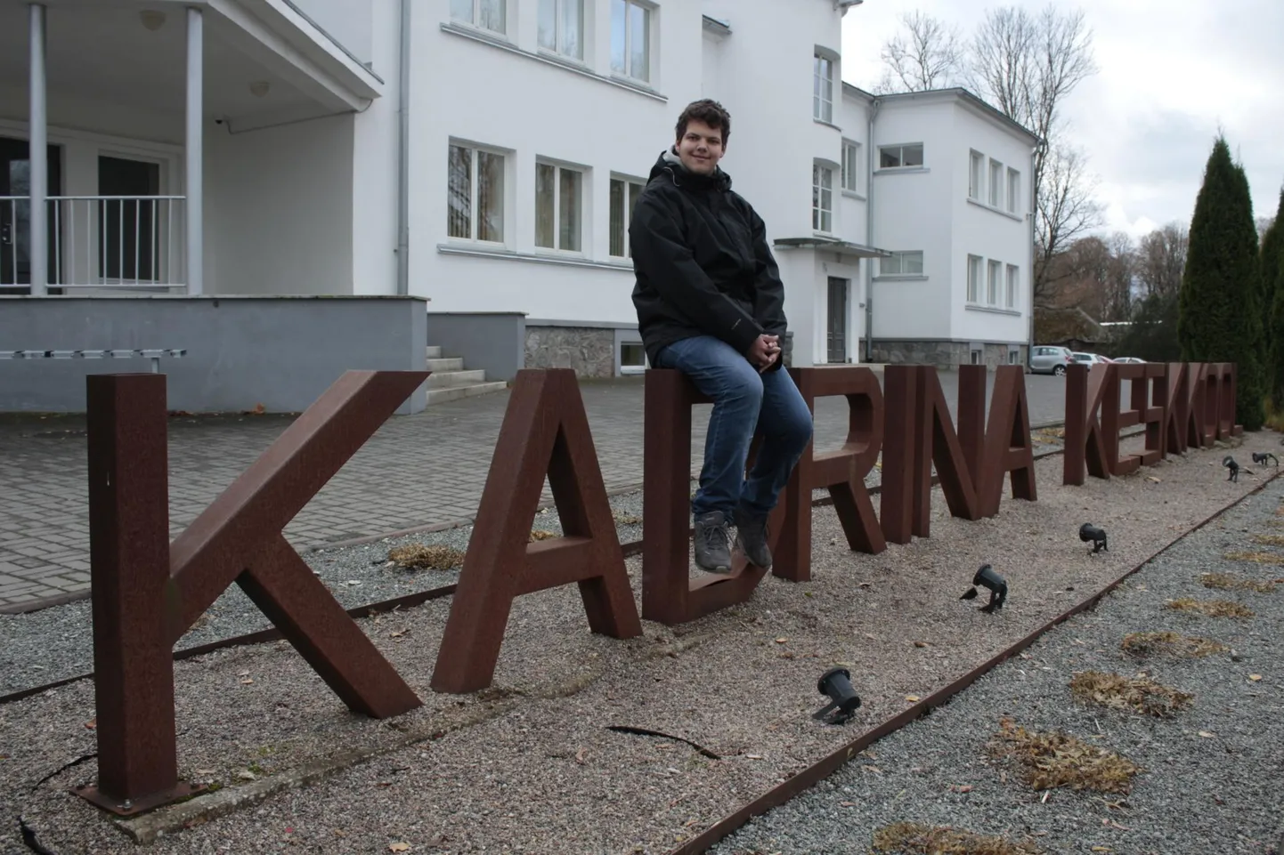 Robin Günzel Kadrina keskkooli ees.