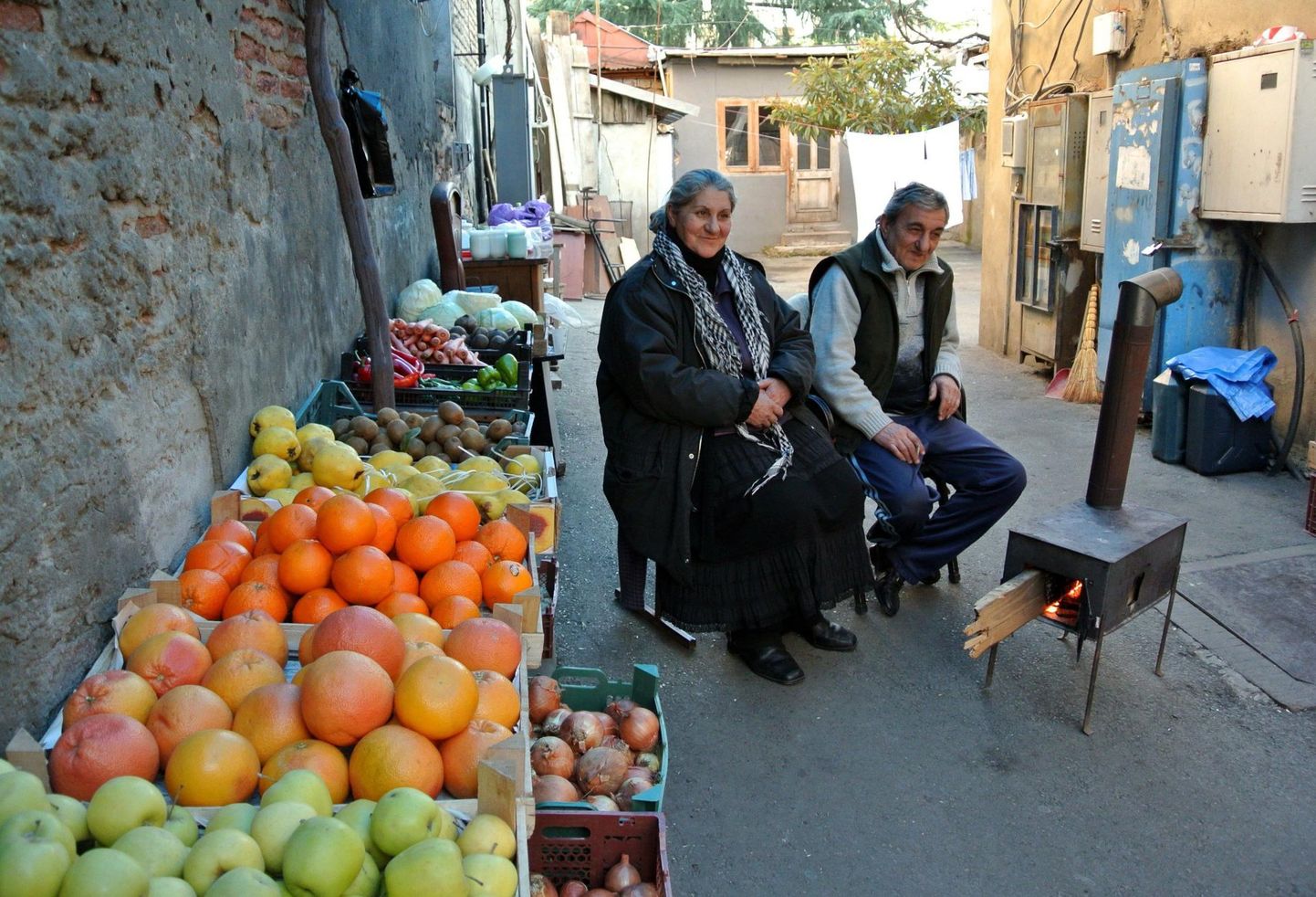 Puu- ja juurviljade kasvatamine on Gruusias paljudele inimestele endiselt ainus võimalus pisut raha teenida. Pildil aiasaadustega kaubitsev paar Thbilisi tänaval. 