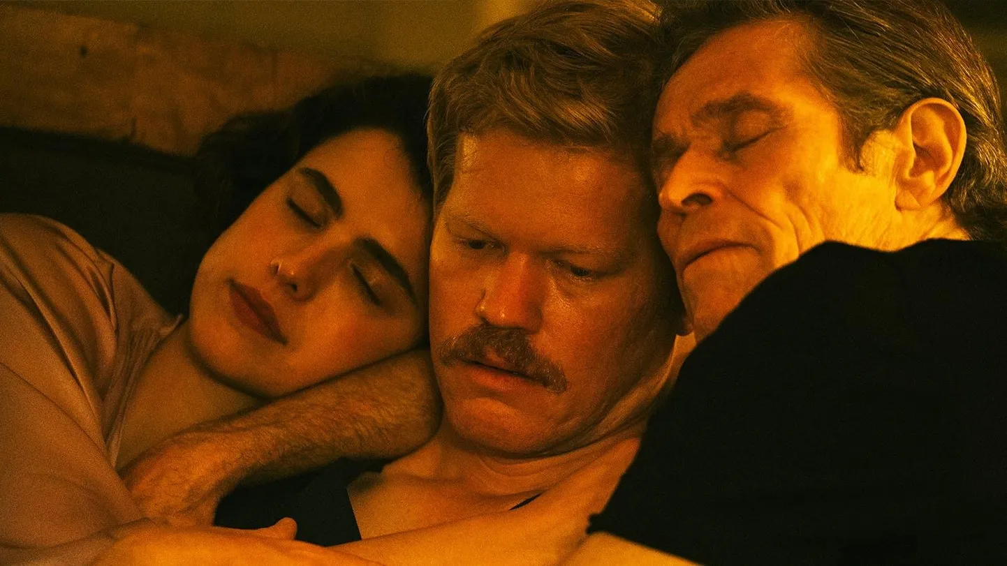 «Lugusid headusest»: Emma Stone, Jesse Plemons ja Willem Dafoe kenasti kaisus, nagu kolm põrsakest oleks põhku pugenud.
