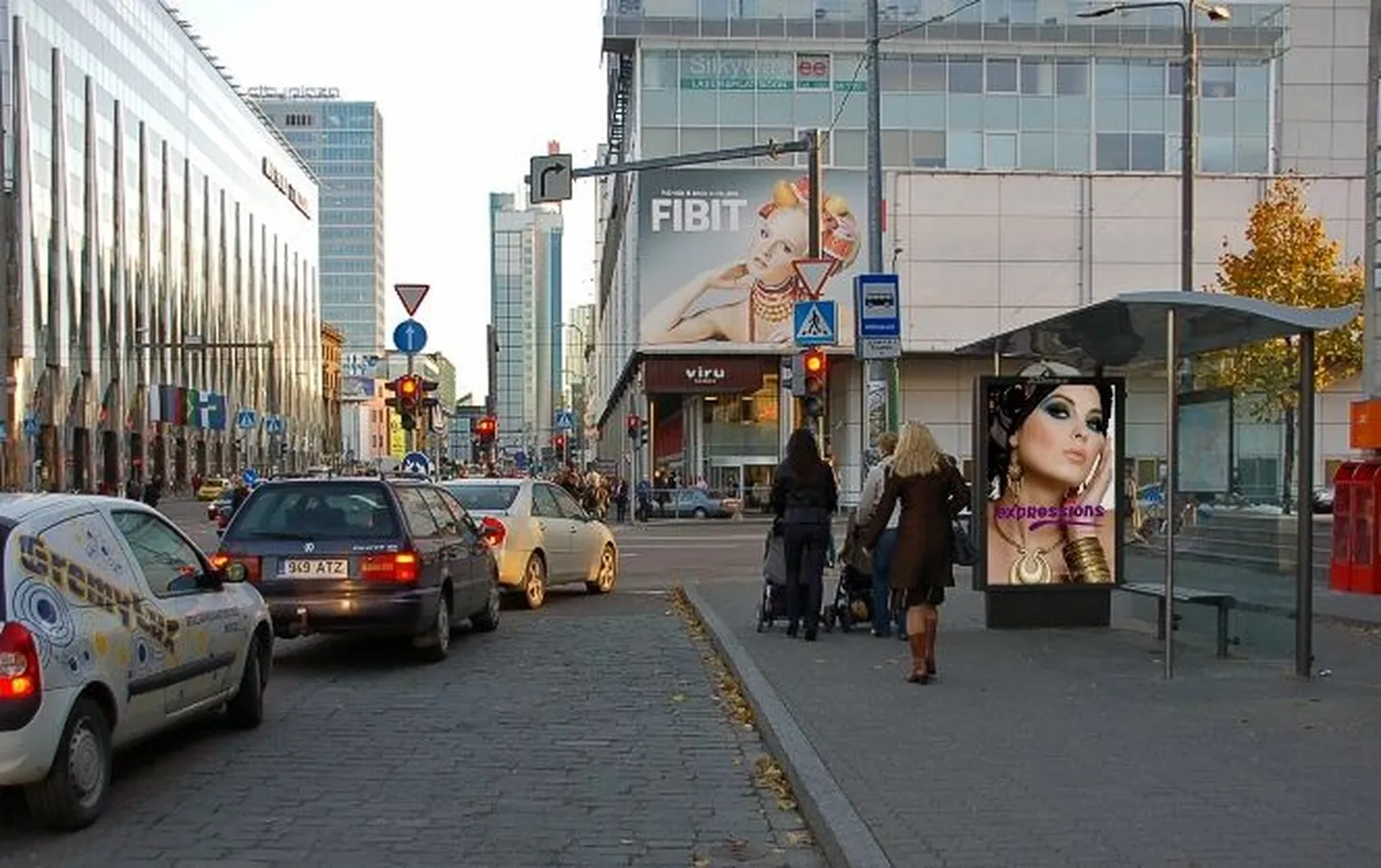 Uus bussiootepaviljon metallist pingiga