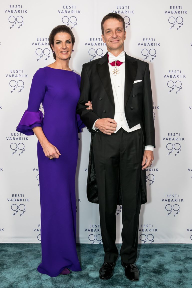 Eesti Panga president Ardo Hansson ja Triinu Tombak. Triinu kleit on by kariné ehk Karin Eensaare looming.