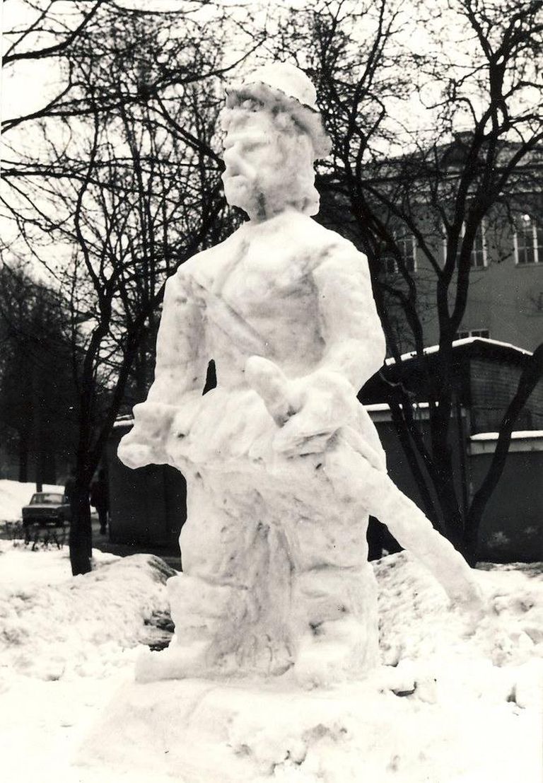 1988 – lumest kuningas ülikooli peahoone taga.